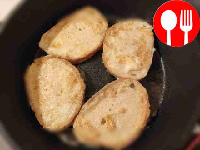 В миске взбейте яйца. Обмакните ломтики хлеба...