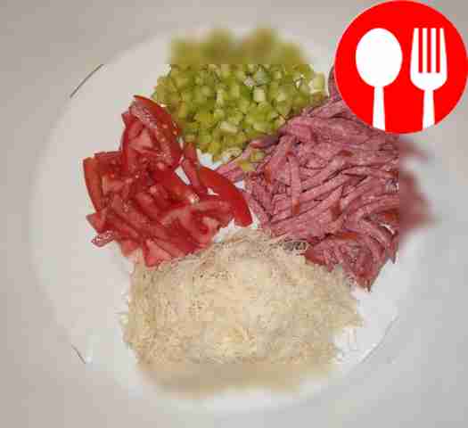 Колбасу нарежьте тонкой соломкой, помидоры —...