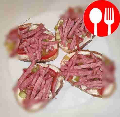 На поджаренный хлеб уложите несколько кружков...