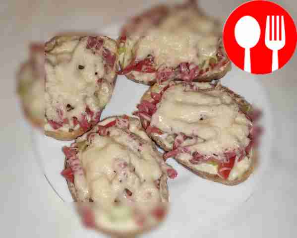 Горячие бутерброды с колбасой