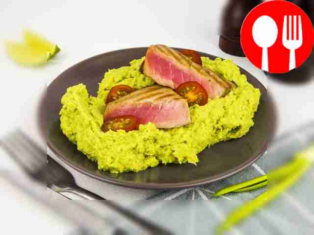 Тунец с пюре из брюссельской капусты