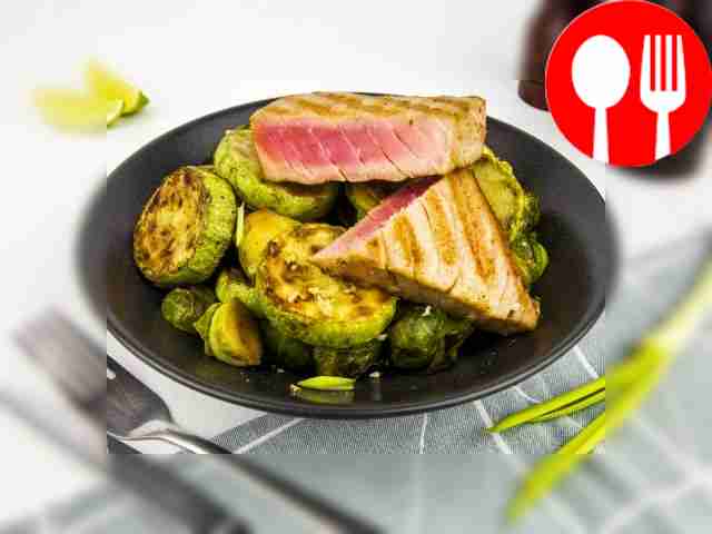 Тунец с кабачками гриль и брюссельской капустой