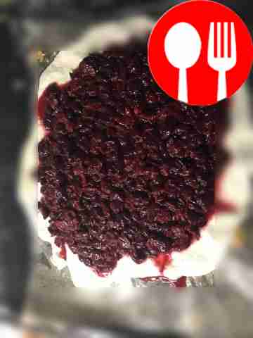 Слейте сок из вишни, добавьте к ягодам...