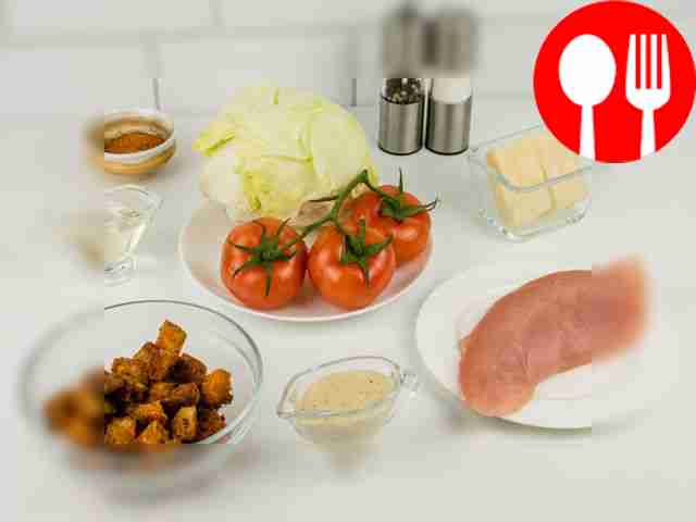 Тщательно вымойте овощи и курицу.