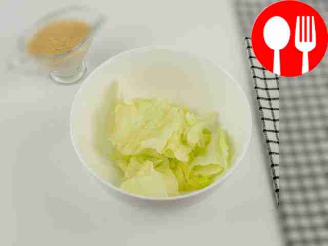 В глубокой тарелке разместите листья салата,...