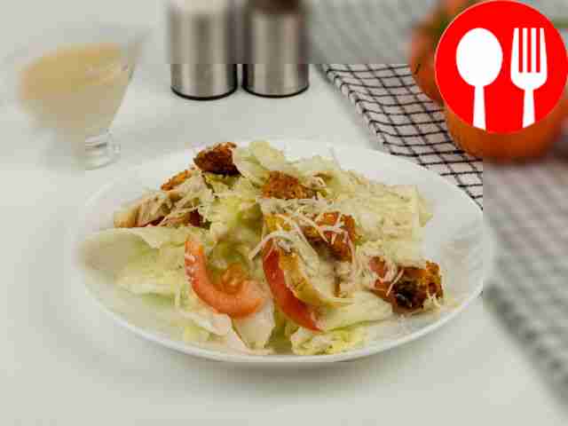Салат «Цезарь» с курицей и помидорами