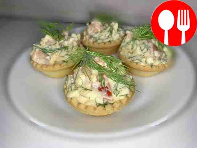 Пикантные тарталетки с сыром и помидорами