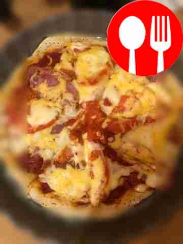 Домашняя пицца с колбасой и сыром