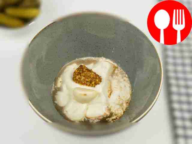 В глубокой миске уложите майонез, соевый соус,...