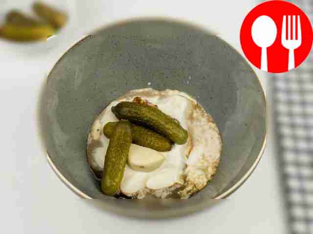 Затем положите в тарелку солёные огурцы.