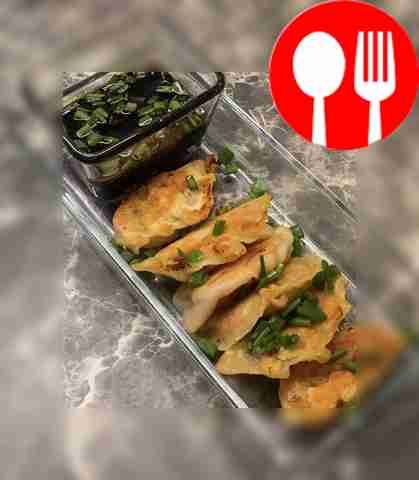 Пицца-гедзе с маслинами, колбасой и твердым сыром