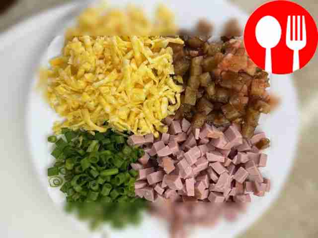 Колбасу и помидоры нарежьте мелкими кубиками,...