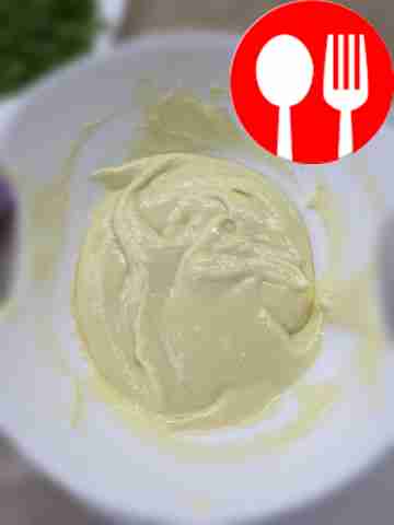 В миске соедините три яйца с солью и творожным...