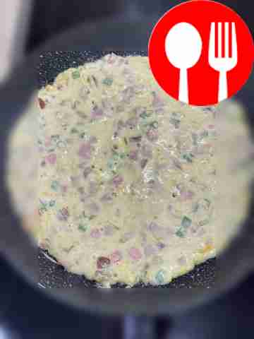 Разогрейте сковороду, влейте немного...