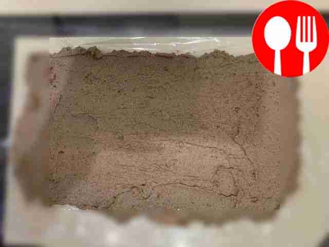 Расстелите на столе пищевую пленку и ложкой...