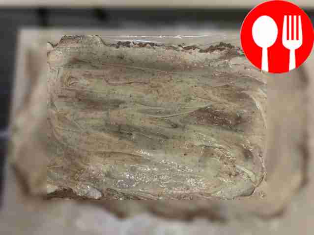 Ложкой равномерно распределите сливочное масло...