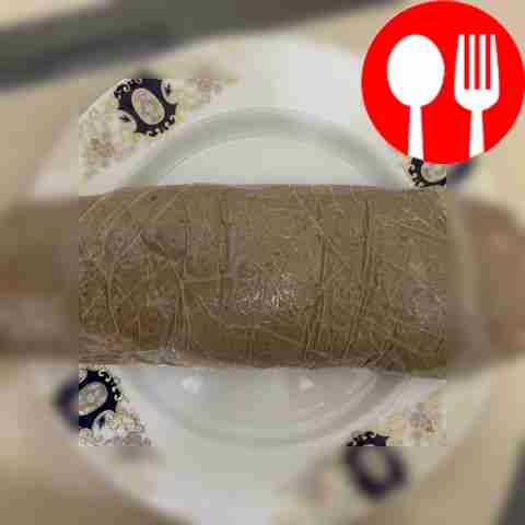 Осторожно поддев пищевую пленку, скатайте...