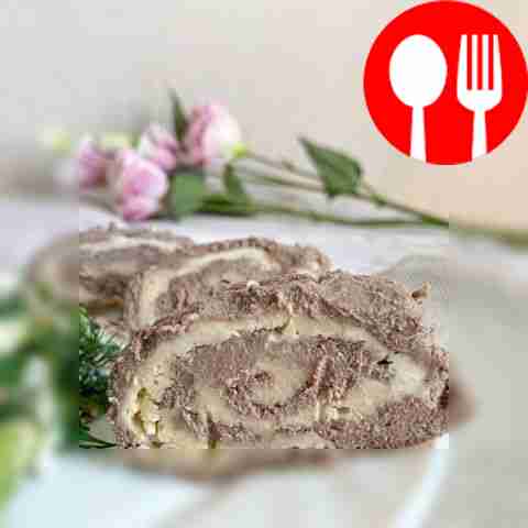 Разрежьте рулет на порционные кусочки и...