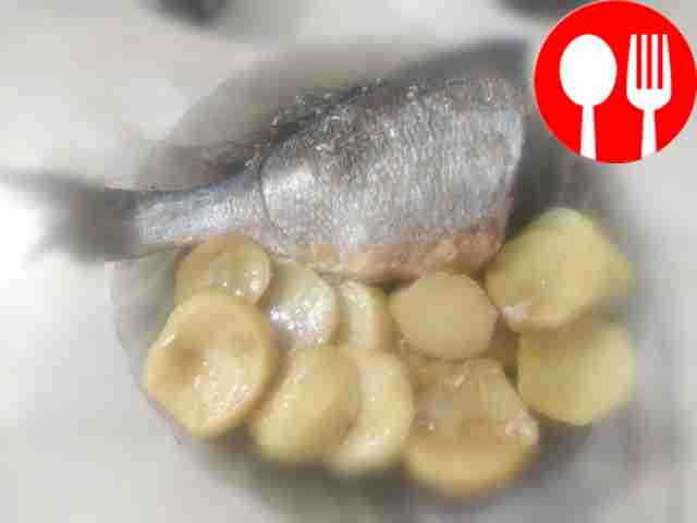 Дорадо с картофелем в духовке