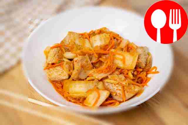 Тушеная капуста кимчи со свининой