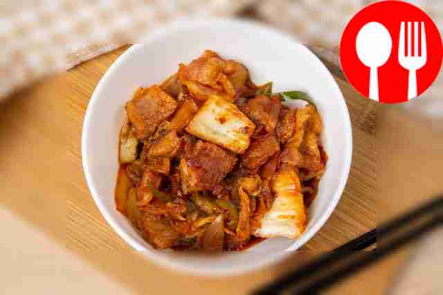 Жареная капуста кимчи с беконом