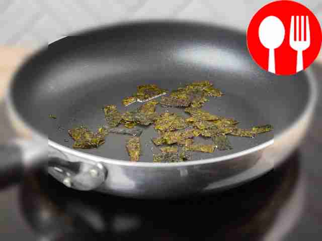 Разорвите лист нори на мелкие кусочки и...