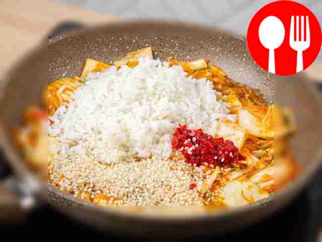 Поместите в сковороду варёный рис с кимчи,...