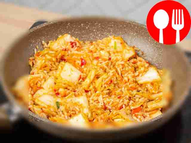 Добавьте кунжутное масло в блюдо и снимите его с огня.