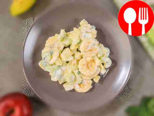 Салат из бананов, яблок и сельдерея