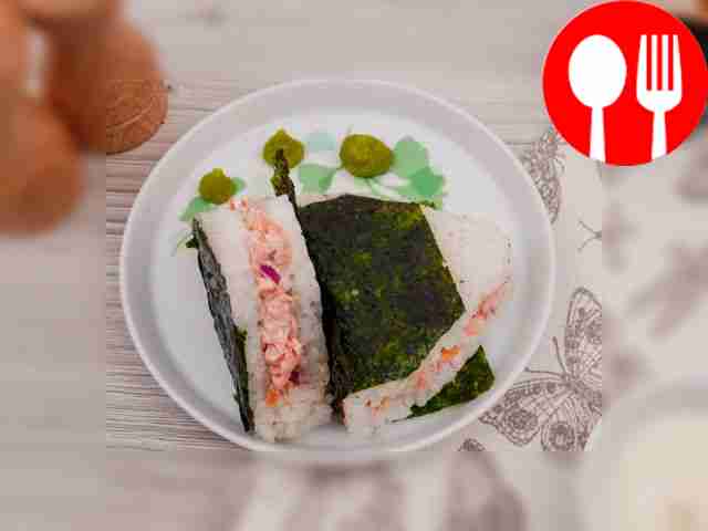 Онигири с копченой горбушей