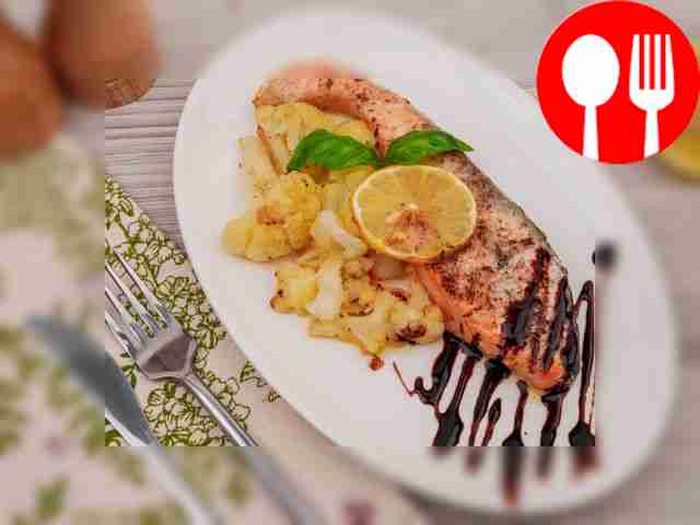 Семга, запеченая в духовке с цветной капустой