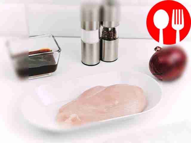 Разморозите курицу и тщательно промойте её.