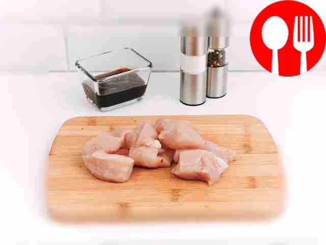 Курицу нарежьте большими кусками.