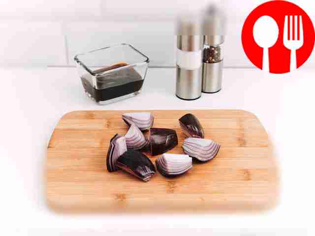 Очистите лук и нарежьте его крупными кусками.