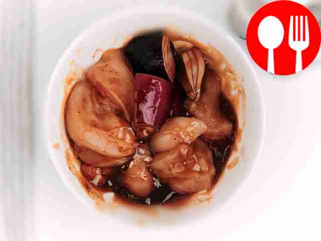 В глубокой миске соедините курицу с луком,...