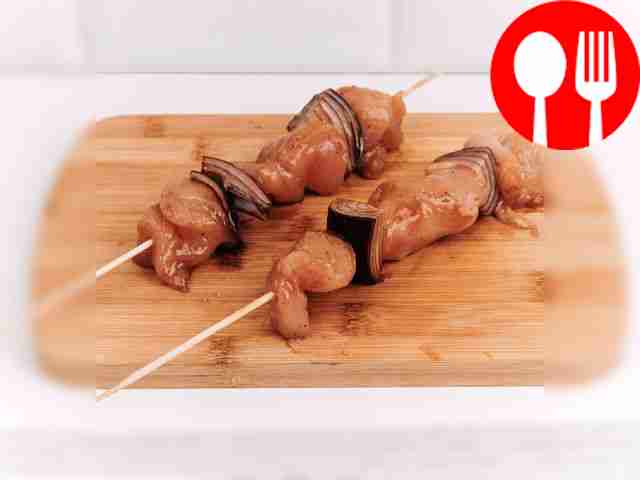 Насадите на шпажки курицу, чередуя её с луком.