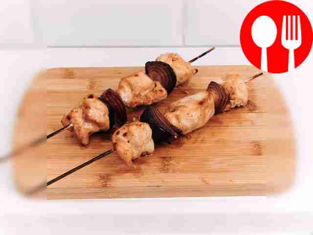 Подавайте готовый шашлык на шампурах.