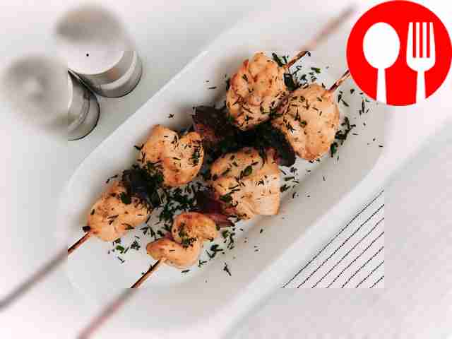 Подавайте шашлык вместе с запеченным...