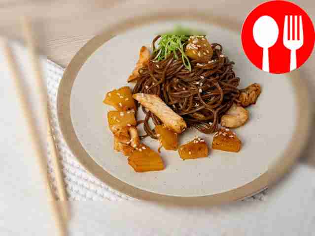 Соба с курицей и ананасом в кисло-сладком соусе