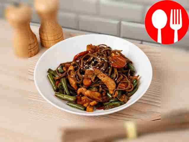 Соба со свининой и овощной смесью в соусе унаги