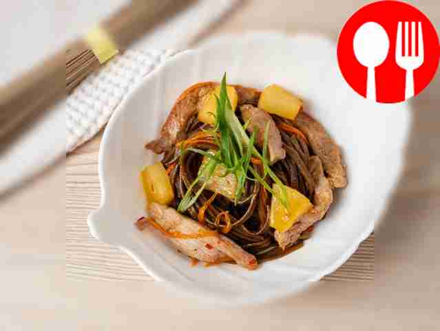 Соба со свининой и ананасами