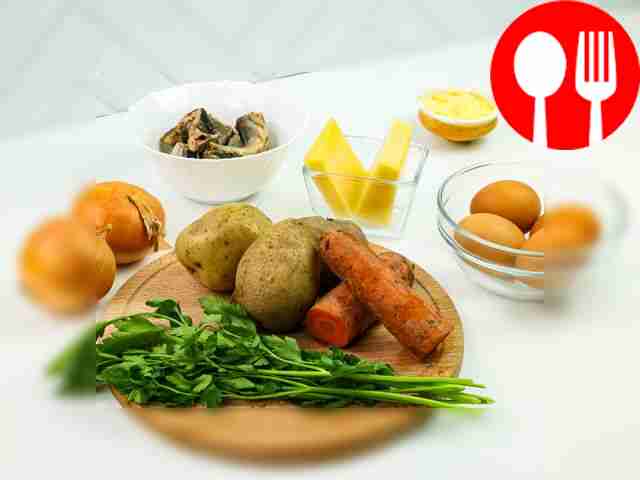 Отварите картофель, морковь и яйца. Слейте...