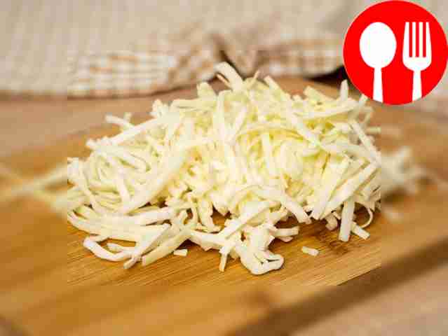 Порежьте белокочанную капусту на тонкие стружки.