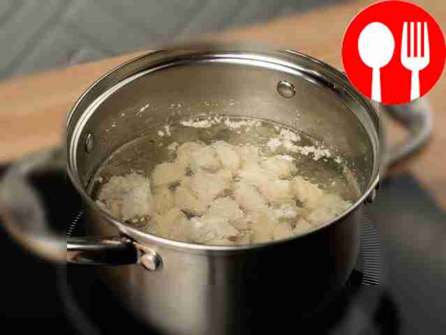 В подсоленной воде сварите кубики филе индейки...