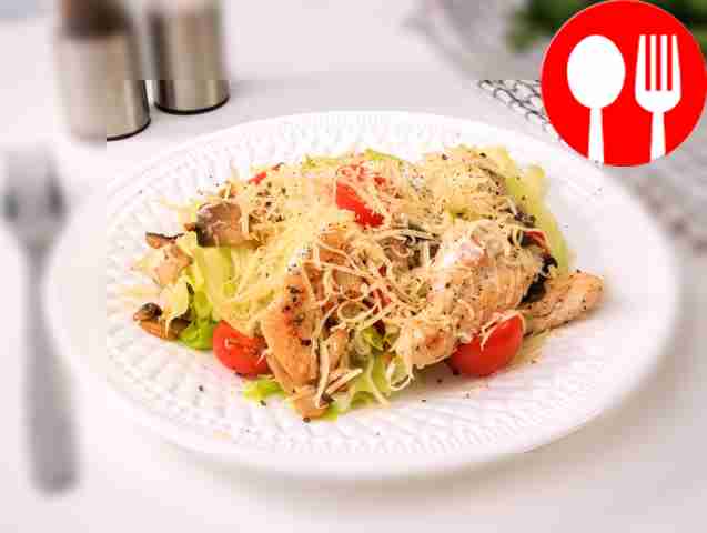 Теплый салат с курицей и грибами