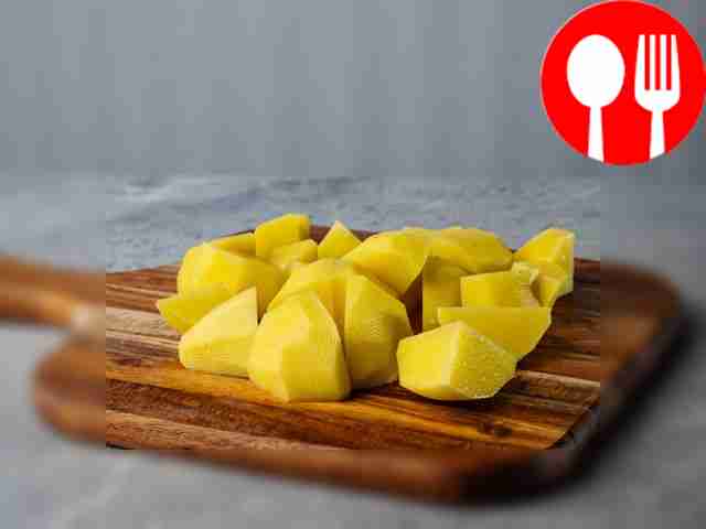 Нарежьте картофель на куски, чтобы он сварился быстрее.