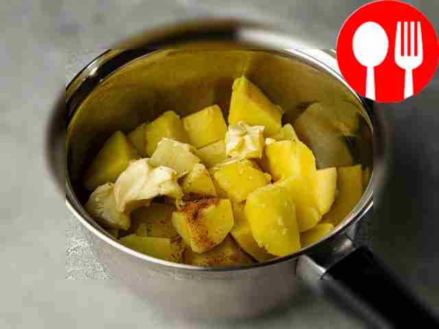 Через примерно десять минут картофель...