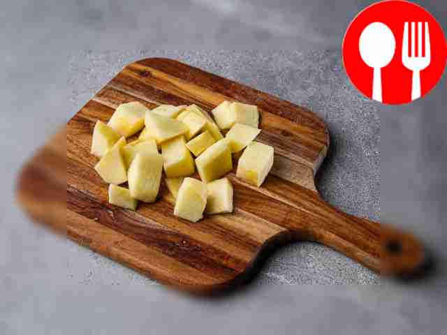 Очистите яблоки от кожицы и нарежьте их кубиками.