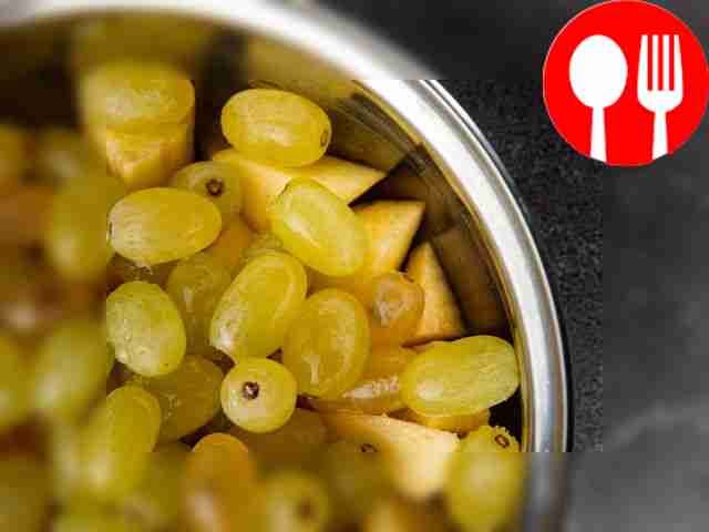 Слейте жидкость и измельчите яблоки с...