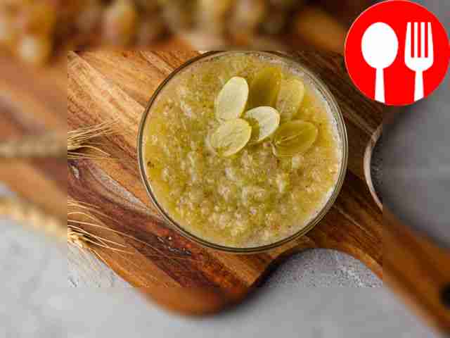 Разложите готовое пюре по порционным тарелкам....